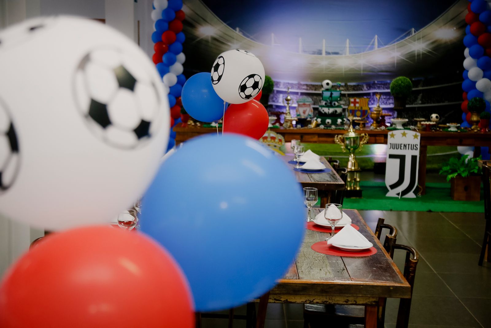 Kindergeburtstag in der Bergischen Sportarena – festlich gedeckter Tisch mit Ballons